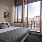 Design Apartment With Balcony On The Grand Canal R&R